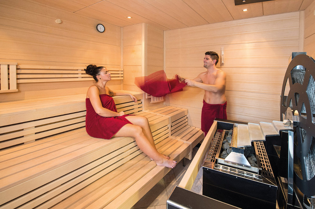 Mann und Frau in Sauna